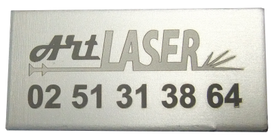 Gravure d'étiquettes publicitaires avec un logo et un numéro de téléphone