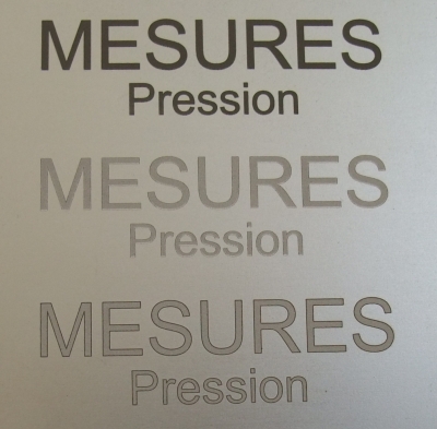 Différents rendus de gravure sur aluminium anodisé incolore.