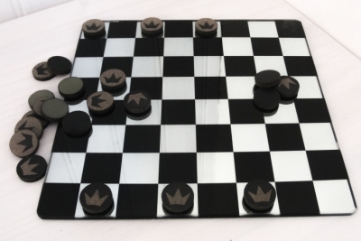 Gravure laser d'un miroir pour y creer un jeu de dames