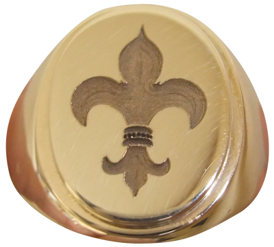 Gravure d'une chevalière en or avec une fleur de lys